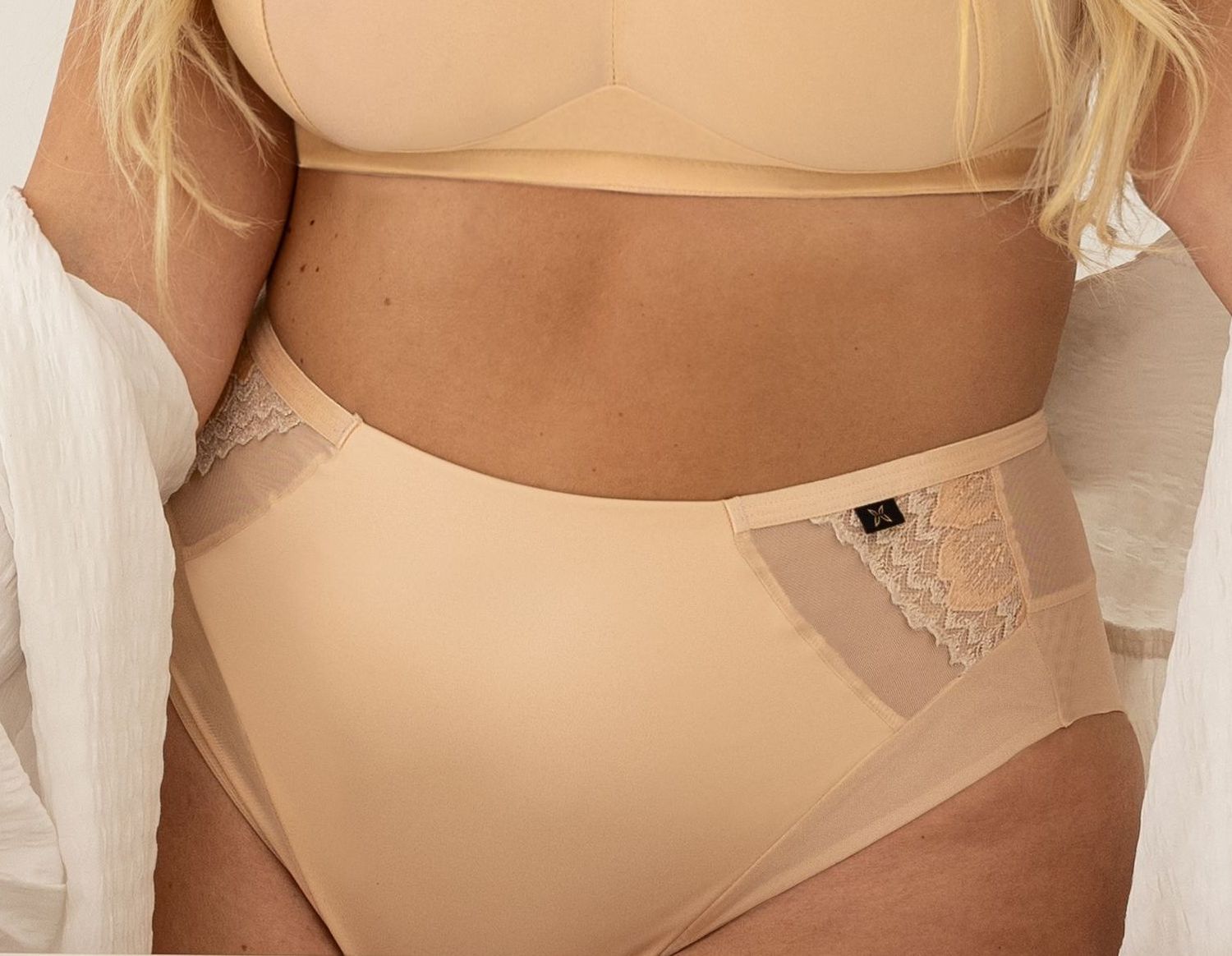 KRIS LINE - Slip Nel 040 - Slip vita alta, midi nella parte retrostante con dettagli in pizzo e lurex